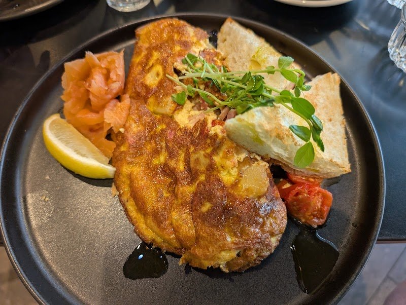 Storia on Queen photo 3